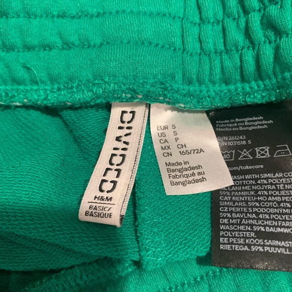 EUC H & M brand Divided  Kelly green shorts 2 pockets at side Sz S - Picture 2 of 8